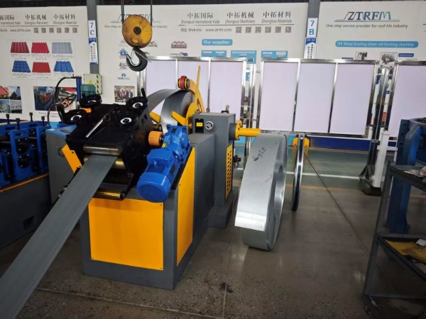 Automatic decoiler system feeding metal strip into CZ purlin making machine