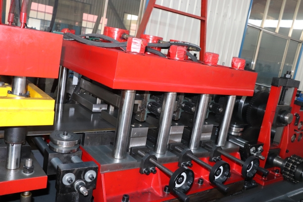 Punching section of CZ purlin making machine showing guide pillars and die structure标题