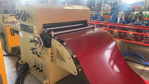 The infeed leveling section of steel coil cut-to-length lines