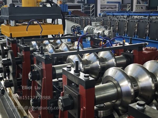 Details of the forming part of the guardrail bending machine