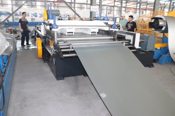 The steel strip enters the shearing machine.