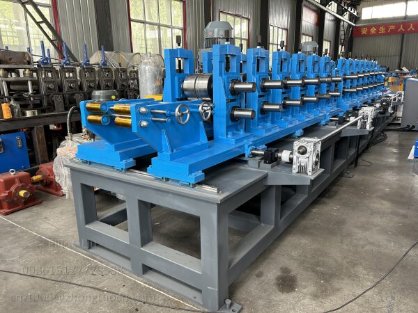 The feeding and forming process of the roll forming machine for shelf columns